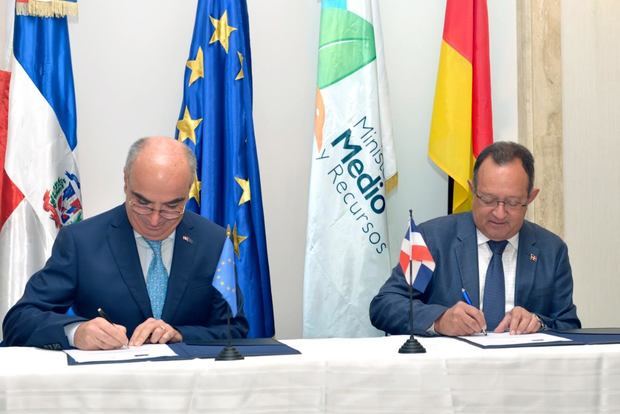 Ministro de Medio Ambiente, Ángel Estévez y el Embajador de la Unión Europea, Gianluca Grippa, durante la firma del acuerdo.