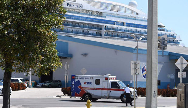 Muere el tercer pasajero de Coral Princess que atracó con enfermos en Miami.