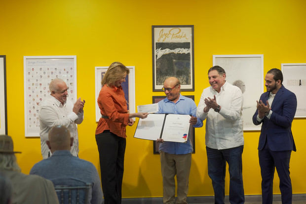 
Cordero recibe premio de manos de la ministra de Cultura, Milagros Germán.