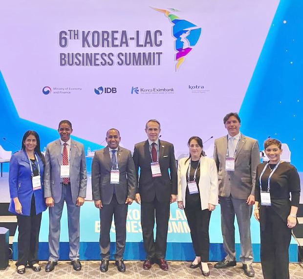 Víctor Pichardo, Director del Departamento Aeroportuario, mientras participaba junto al Embajador Federico Cuello y parte de la delegación dominicana ante la cumbre de negocios entre Corea, America Latina y el Caribe.