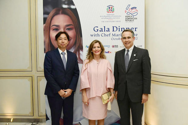 Young wook Yoo, vicepresidente global para desarrollo de nuevos negocios de SKE&S,
Natalia Federighi de Cuello y
Federico Alberto Cuello Camilo, Embajador Extraordinario y Plenipotenciario de la Rep. Dom. en la Rep. De Corea del Sur.
