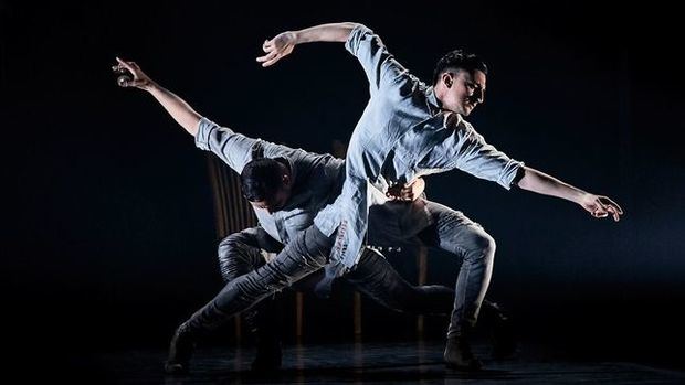 Bailarines danzan al ritmo de la coreografía de Daniel Doña.