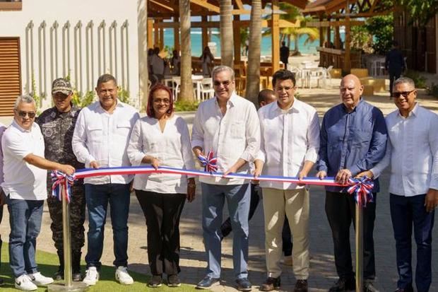 El presidente Abinader y el ministro Collado entregan obras en Las Galeras, Samaná.