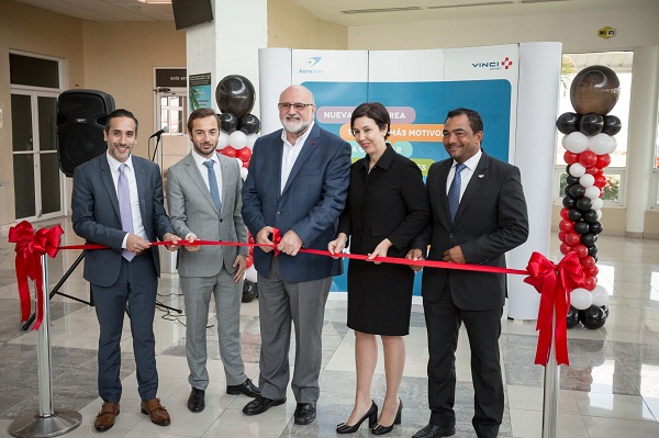 Corte de cinta de inauguración de los vuelos