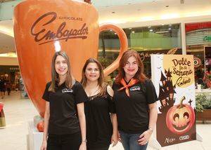 Cortés Hermanos presente con Taza de Chocolate Gigante en Ágora Mall