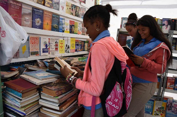 Estudiantes en la feria del libro