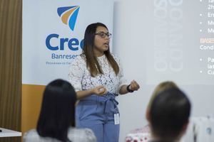 Jóvenes emprendedores reciben instrucciones para sus proyectos por Luz González, facilitadora del programa CREE Banreservas.