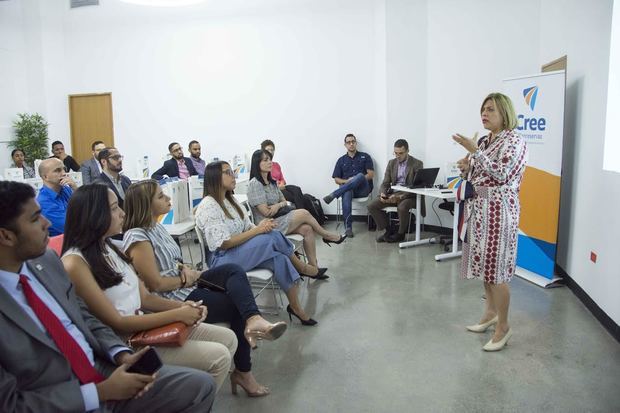 Juliannie Guerrero, directora general de Sostenibilidad y Responsabilidad Social de Banreservas, habla a los emprendedores en el cuarto programa de pre-aceleración. 