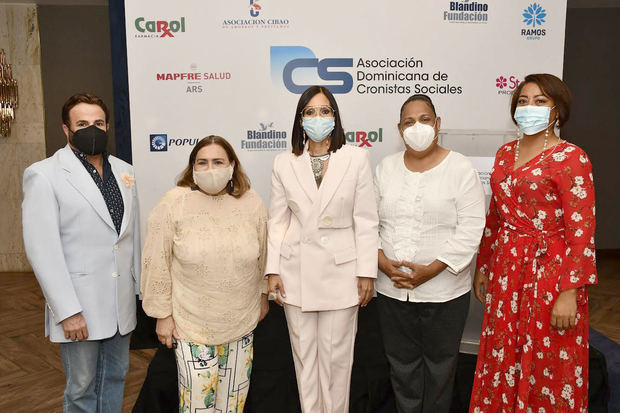 Juan Tomás, Mirna Pimentel, Claudine Nova, Siddy Roque y Santa de la Cruz.