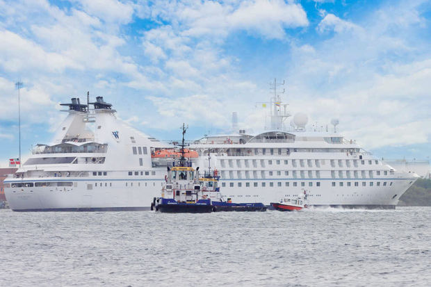 El crucero Star Breeze de la línea Windstar Cruise, con 87 turistas abordo, arriba hoy al puerto de Cartagena de Indias, Colombia.