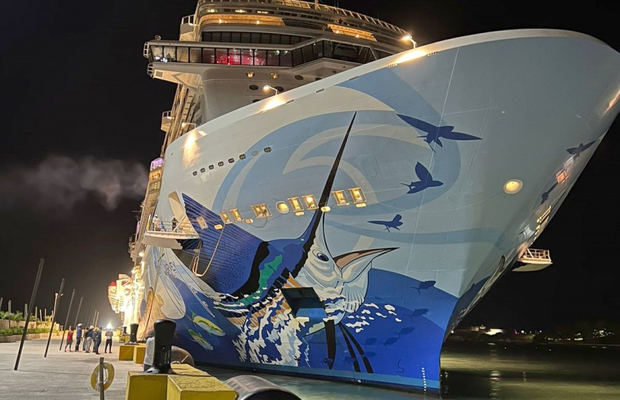 Mediante operación conjunta se desencalla crucero y retorna a puerto para inspección.