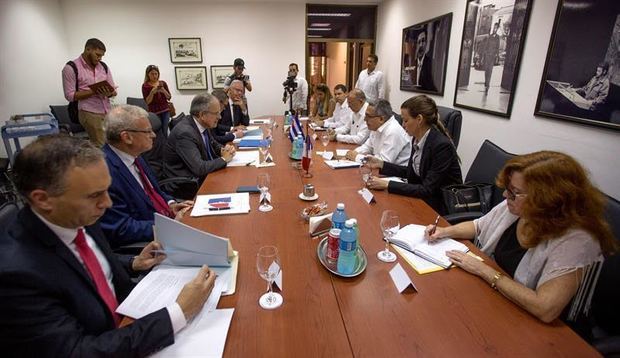 El viceministro primero del Ministerio de Relaciones Exteriores de Cuba, Marcelino Medica, fue registrado este viernes al conversar con Maurice Gourdault-Montagne, secretario general del Ministerio de Europa y Asuntos Exteriores de Francia, en La Habana, Cuba.