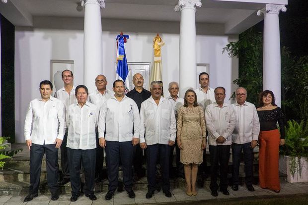 Directiva Cuerpo Consular Acreditado en la República Dominicana junto al canciller Miguel Vargas Maldonado y Reinaldo Pared Pérez.