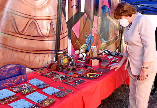 En la actividad se ofreció al público un mercado cultural que incluyó la exhibición de piezas artesanales.