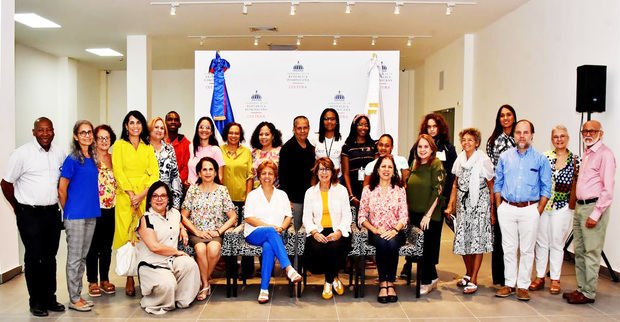 Las panelistas del coloquio sobre La mujer en la Historia con parte del público que acudió a escucharlas en el Museo Nacional de Historia y Geografía.
