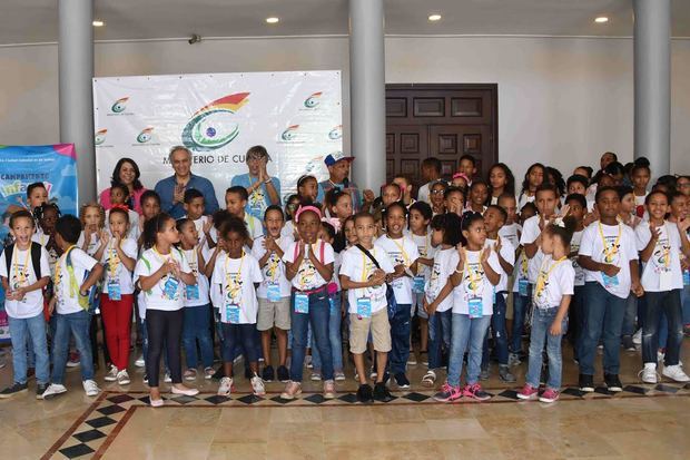 Una vista general de los  niños, niñas y adolescentes participantes en el campamento, acompañados el maestro José Antonio Molina, director de la Orquesta Sinfónica Nacional, y de  la directora general de Recursos Humanos, Milagros Peralta.