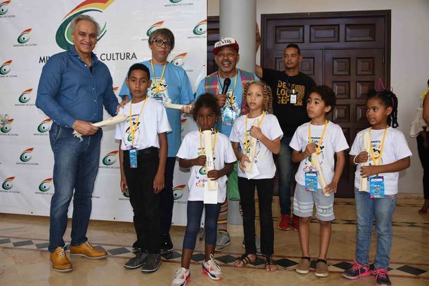 Momento en que el maestro José Antonio Molina, director de la Orquesta Sinfónica Nacional, acompañado de  la directora general de Recursos Humanos, Milagros Peralta, hace entrega de un donativo de 25 flautas dulce para los participantes en talleres de música del Campamento Infantil Culturín 2019.