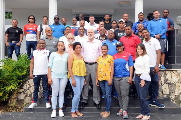 El licenciado Antonio Acosta, secretario general del Comité Olímpico Dominicano, al centro, en la primera fila, junto a decenas de entrenadores que tomarán parte en el seminario-taller