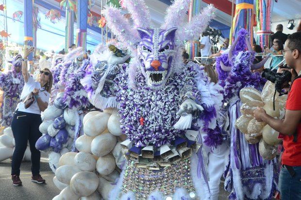 Entusiasmo del público y orden caracterizó el Desfile Nacional de Carnaval 