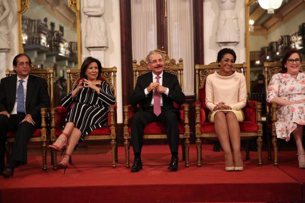 Presidente Medina y  ministra entregan la Medalla al Mérito de la Mujer a 14 dominicanas destacadas.