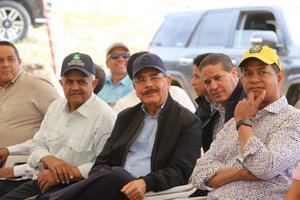 Presidente Medina ofrece apoyo a productores de tabaco en Villa González