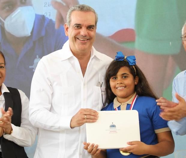 Presidente Abinader deja iniciado año escolar y asegura que ningún niño o niña se quedará fuera de las aulas