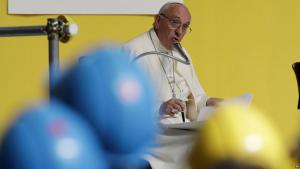 El papa pide a jóvenes en Génova que no vayan por la vida 