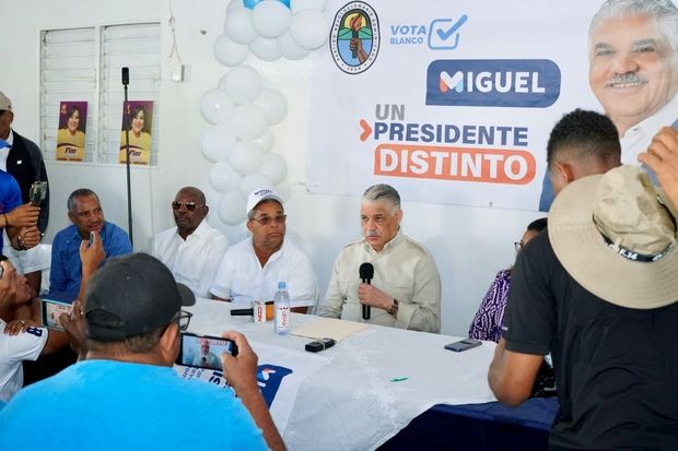 Miguel Vargas junto a la militancia del PRD.