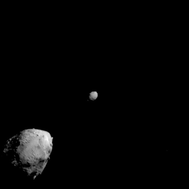 Imagen cedida por la NASA donde se muestra el asteroide Didymos (izq.) y su luna, Dimorphos (dcha.), unos 2,5 minutos antes del impacto de la nave espacial DART.