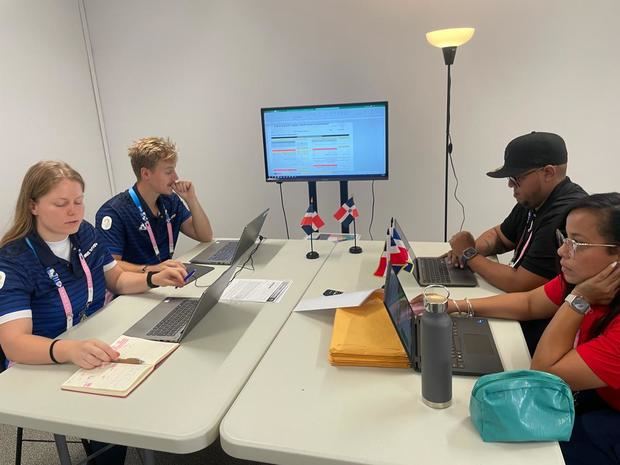 Adrienne Portes y Marcel Vidal, durante la reunión de inscripción oficial de la delegación quisqueyana.