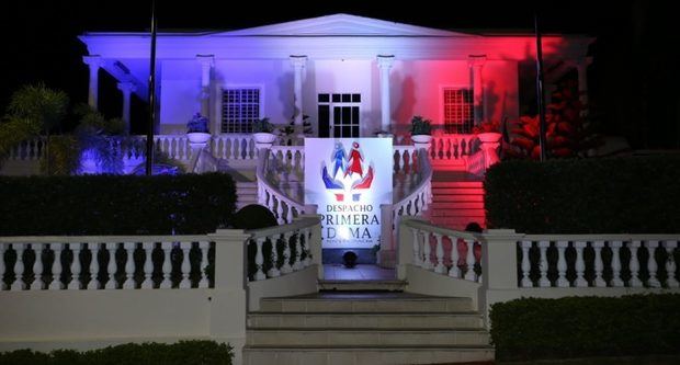 Despacho Primera Dama se ilumina con los colores de la Bandera Nacional 