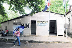 Policía lleva programa social 