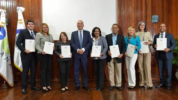 Enrique Ramírez, director general de Aduanas, junto a los reconocidos 