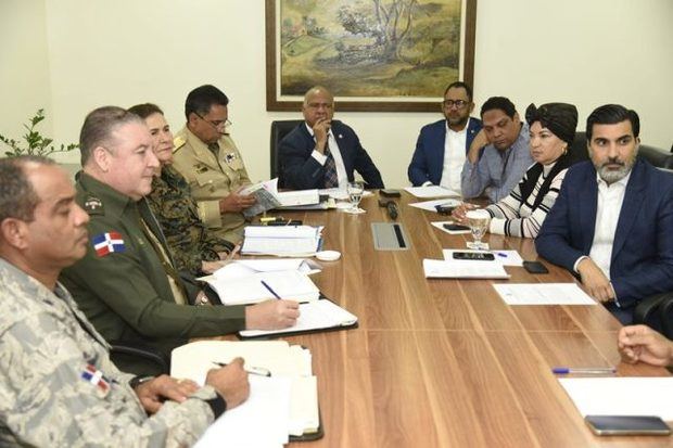 Diputados y altos mandos militares se reúnen sobre el proyecto de ley que crea la Dirección Nacional de Inteligencia, DNI.