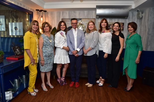 Yleana de Vargas, Rhina de Feliz, Bethania de Rizek, Sócrates McKinney. Mirka Morales, Norah de Castaños, Desiree Diez y Marianela Ar.