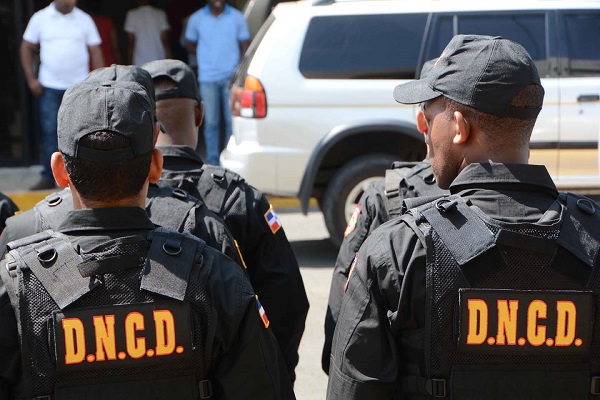 La Dirección Nacional de Control de Drogas (DNCD) y las Fuerzas Armadas decomisan 350 paquetes de cocaína.