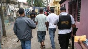 Fiscalía, DNCD y Dican desmantelan puntos de drogas y apresan 13 personas en Santiago