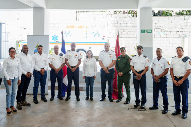 EGE Haina dona equipo de llenado de aire puro
a los bomberos de San Cristóbal