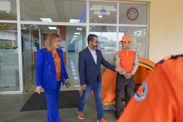 Plan Social dona casas de campaña y sleeping bags a Defensa Civil
