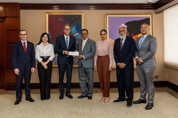 Desde la izquierda, los señores Esteban Martínez-Murga, Mariel Bera, José
Mármol, Rafael Peralta Romero, Josanny Moní, Denis Mota y Leonel Ng.