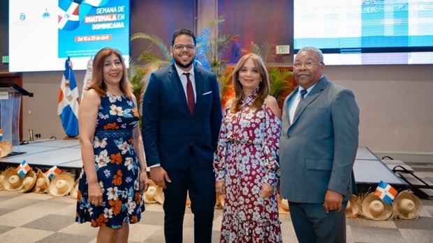 Lucila Ovalle, José Alexander Sánchez, Jacqueline Garrido de Guzmán y Gabriel Del Rosario.