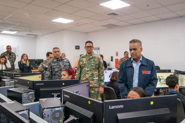 Ministro supervisa el Sistema de Videovigilancia del 9-1-1.