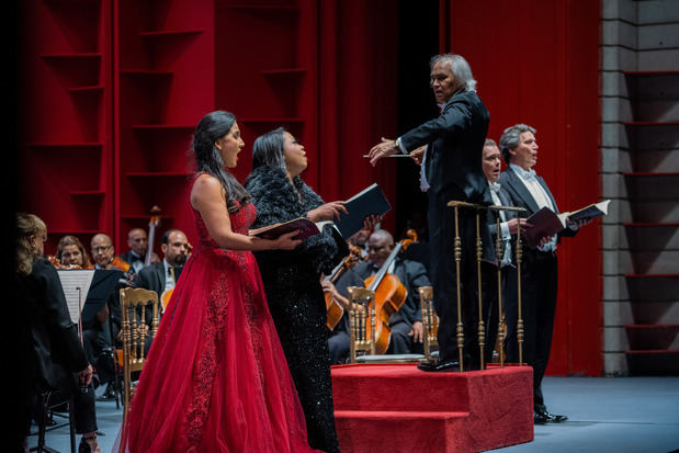 El maestro José Antonio Molina dirige la orquesta.