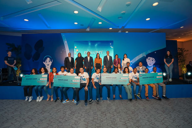 Ganadores de la séptima edición del Challenge Popular junto a ejecutivos del
Banco Popular, durante la premiación.