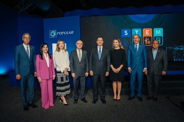 Desde la izquierda, los señores José Mármol, Mariel Bera, María Waleska
Álvarez, Mauricio Ramírez, Christopher Paniagua, Dinorah Grullón, Franklin García
Fermín y José Andrés Merejo.