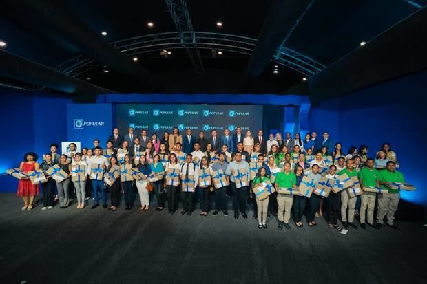 Nuevos integrantes del programa de becas Excelencia Popular
junto ejecutivos del Banco Popular, autoridades del sistema educativo y rectores
universitarios.