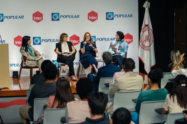 De izquierda a derecha, las señoras Mariel Bera, Antonia Antón de Hernández,
Lissette de Jesús y María Angélica Haza.