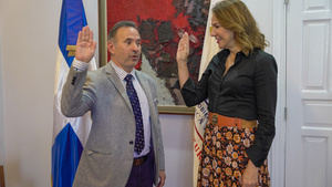 Ministra de Cultura juramenta a Carlos Veití­a como director general del Teatro Nacional