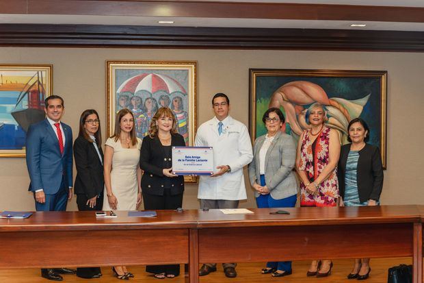 Desde la izquierda, Antonia Antón de Hernández, vicepresidenta ejecutiva senior de Gestión Humana, Transformación Cultural, Administración de Crédito y Cumplimiento, y Eladio Pérez, viceministro de Salud Colectiva del Ministerio de Salud Pública. 