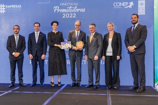 El señor José Mármol, vicepresidente ejecutivo de Comunicaciones Corporativas, Reputación y Banca Responsable, recibe el premio en nombre de Grupo Popular. 
